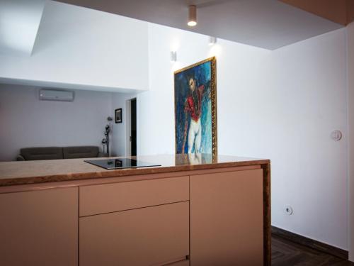 una cucina con bancone e un dipinto sul muro di Quinta Pedra Firme a Sintra