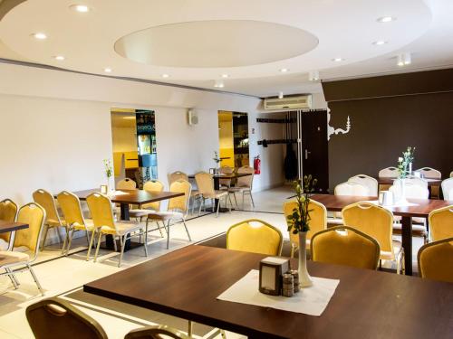 jadalnia ze stołami i krzesłami oraz pokój ze stołami w obiekcie Zamkowa Noclegi Restauracja w mieście Drohiczyn