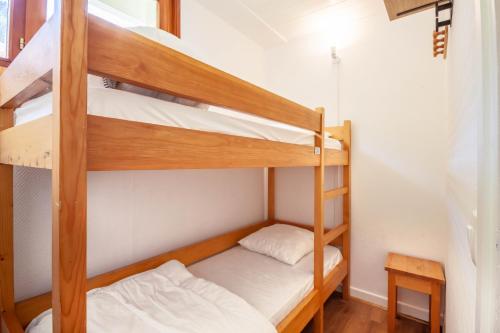- 2 lits superposés dans une petite chambre dans l'établissement Cimes 8, à Morzine