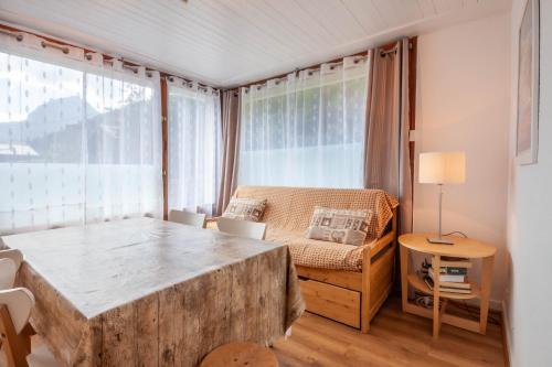 une chambre avec un lit et une grande fenêtre dans l'établissement Cimes 8, à Morzine