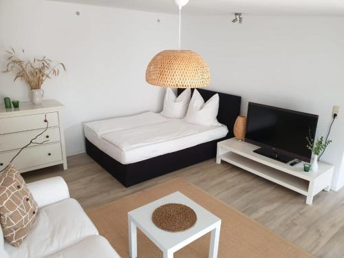 Llit o llits en una habitació de Ferienwohnung Lindenhof, zentrumsnah mit Terrasse und Grillmöglichkeit