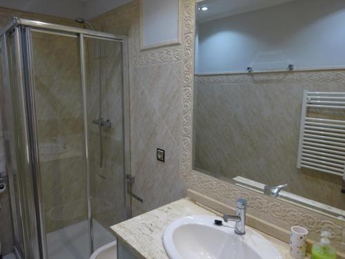 Bilik mandi di ARTHEUS APARTAMENTOS