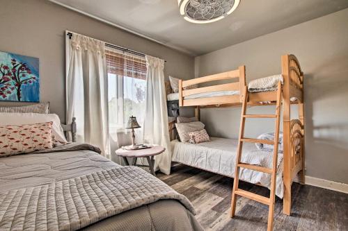 WaterfordにあるDeluxe Waterford Home with Views, Outdoor Bar and Moreのベッドルーム1室(二段ベッド2台、はしご付)