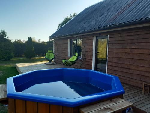 une baignoire bleue assise sur une terrasse à côté d'une maison dans l'établissement Sämi Siil, à Sämi