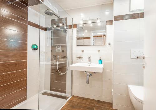 a bathroom with a shower and a sink at AlpinSpa zur Post - Bergbahn im Sommer 2025 inklusive in Bad Gastein
