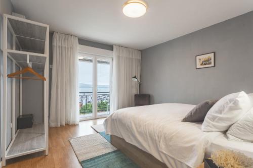 a bedroom with a bed and a large window at The Island Place in Bol