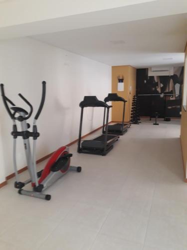 a room with treadmills and elliptical machines at Apto de Praia Fiji 1102 in Piçarras