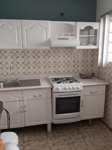 cocina blanca con fogones y fregadero en Steinhaus Suites Hamburgo, en Ciudad de México