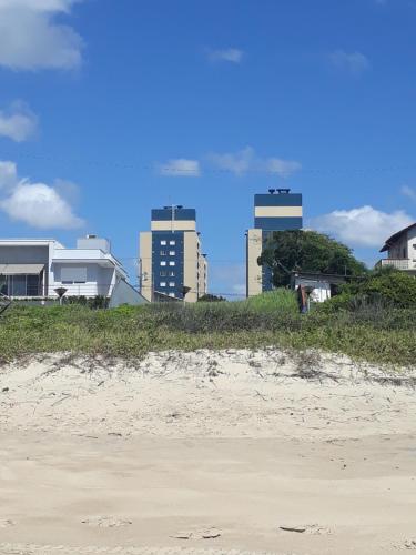 vistas a una playa con edificios en el fondo en Apto de Praia Fiji 1102, en Piçarras