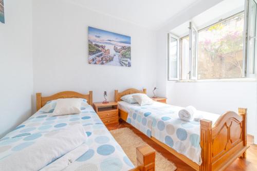 Un dormitorio con dos camas y una ventana en Apartman Anđelina Old Town Cavtat, en Cavtat