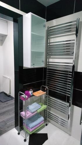uma casa de banho com um toalheiro com toalhas em Apartmán Sofia em Veľký Slavkov