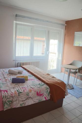 Tempat tidur dalam kamar di Sobe-Apartmani Modriča