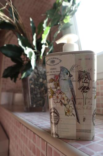 a can sitting on a counter with a bird on it at Sobe-Apartmani Modriča in Modriča