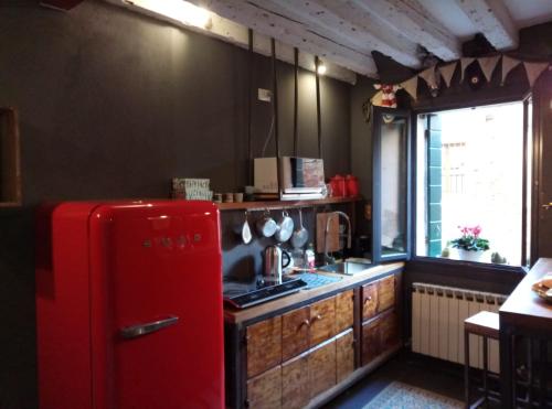 A kitchen or kitchenette at Rio Marin Apartment Gondola View & Patio