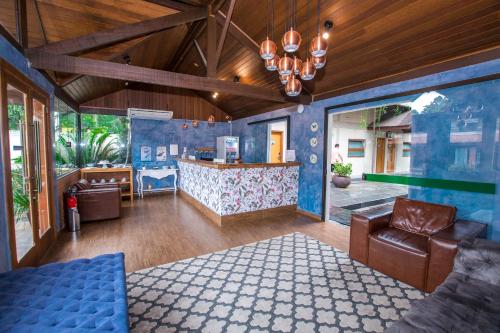 a living room with a bar in a house at Hotel Aromas de Penedo in Penedo