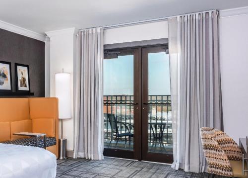 een hotelkamer met uitzicht op een balkon bij Holiday Inn Lafayette-City Centre, an IHG Hotel in Lafayette