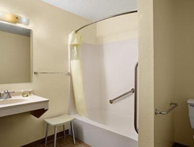 Vannas istaba naktsmītnē Super 8 by Wyndham Canon City
