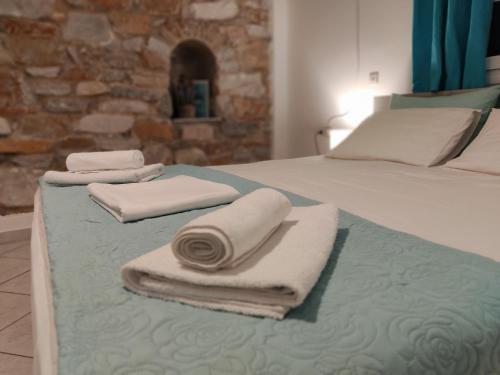 two beds with towels sitting on top of them at Litus Studios in Megas Gialos - Nites