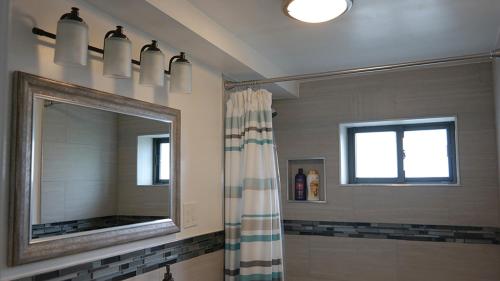 ein Bad mit einem Spiegel und einer Dusche in der Unterkunft Sandy's Place NYC 1 in Brooklyn