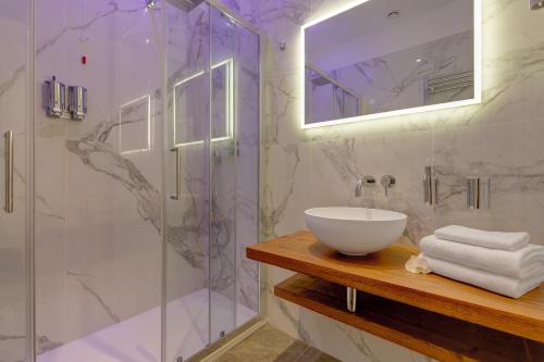 bagno con lavandino e doccia di SM Vatican Relais B&B a Roma