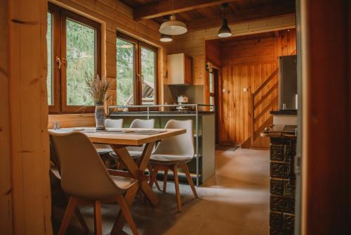 una cucina e una sala da pranzo con tavolo e sedie di Marzysz Powoli a Daleszyce