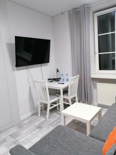 TV i/ili multimedijalni sistem u objektu Apartamenty u Szwejka Stare Miasto