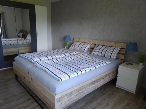um quarto com uma cama grande e 2 almofadas em Ferienwohnung Schwiemann, Erdgeschoss em Cadenberge