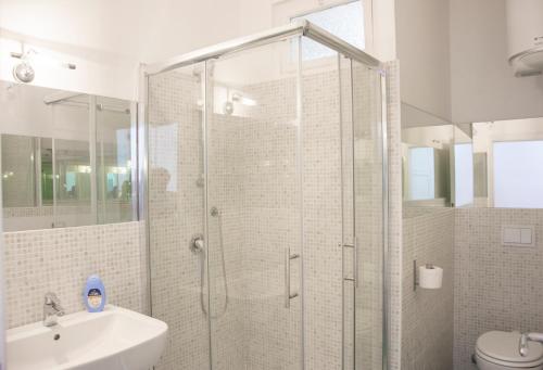 La salle de bains est pourvue d'une douche et d'un lavabo. dans l'établissement Il Palazzetto, à Sorrente