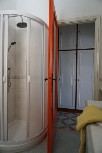 La salle de bains est pourvue d'une douche et d'une porte en verre. dans l'établissement Tinky's House, à Cefalù