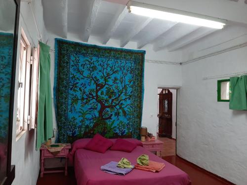 Giường trong phòng chung tại Es Barranco