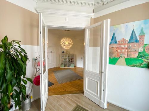 an open door into a room with a painting on the wall at VILLA HanseART Lübeck - Privatzimmer in zentraler Lage in Lübeck