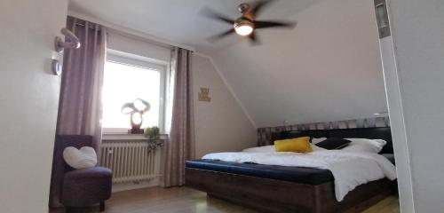 um quarto com uma cama e uma ventoinha de tecto em Fewo Wichtrup em Emsdetten