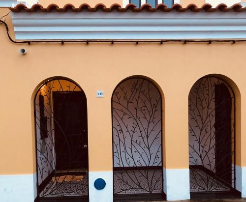 two arched doors on a house at Casa do Canto in Vila Nova de Milfontes
