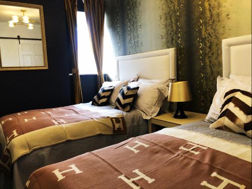 Un pat sau paturi într-o cameră la The Percy's Heritage