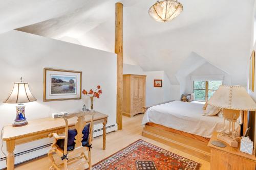 um quarto com uma cama e uma secretária em Gem of Aspen em Aspen