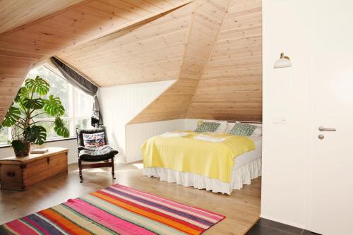 - une chambre avec un lit et un plafond en bois dans l'établissement Frostastaðir Guesthouse, à Varmahlid