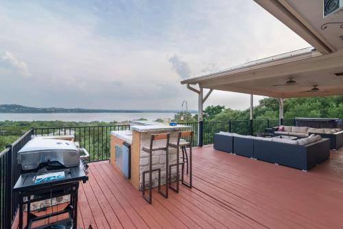una terrazza con bar, grill e divano di Mountain Trail Retreat ad Austin