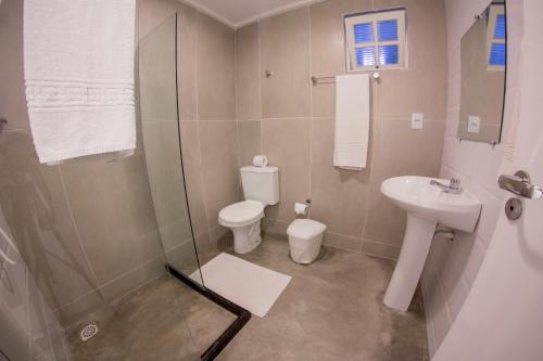 W łazience znajduje się toaleta, umywalka i prysznic. w obiekcie Vivaz Boutique Hotel w mieście Recife
