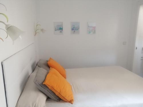 A bed or beds in a room at Apartamento en el Rastro