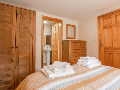 Katil atau katil-katil dalam bilik di Hendre Cottage