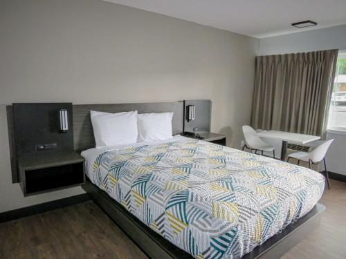 Ein Bett oder Betten in einem Zimmer der Unterkunft Motel 6 Tigard, Or - Portland Southwest