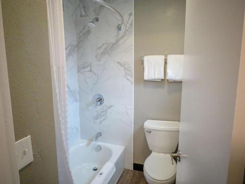 Ein Badezimmer in der Unterkunft Motel 6 Tigard, Or - Portland Southwest