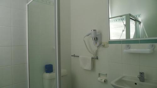 Ένα μπάνιο στο Watersedge Motel