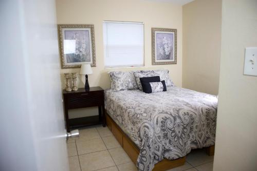 Llit o llits en una habitació de Great Location near Downtown & Airport