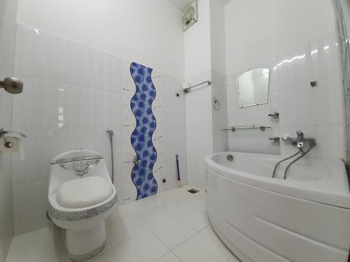 e bagno con servizi igienici e vasca. di MIRI house a Da Lat