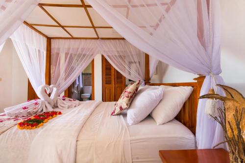 Una cama o camas en una habitación de Amed Beach Resort