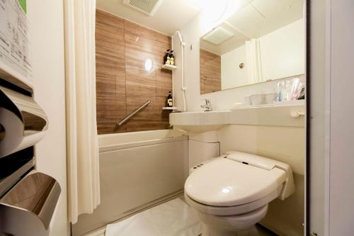 Kamar mandi di The Bridge Hotel Shinsaibashi