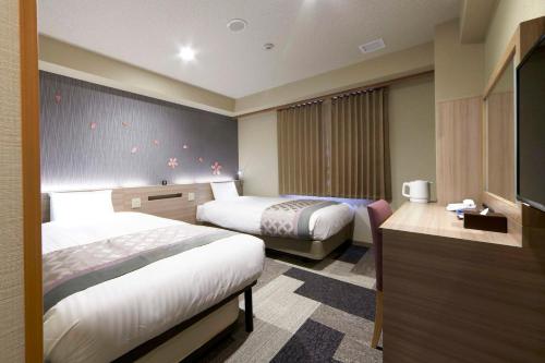 Tempat tidur dalam kamar di The Bridge Hotel Shinsaibashi