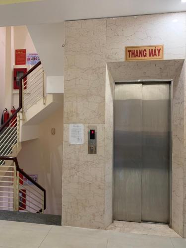 a elevator in a building with a sign that reads thing may at Mekong Rose Hotel in Can Tho