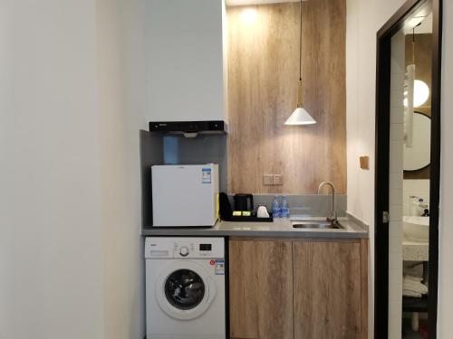 Shenzhen Ruiya Japanese-style Hotel Huaqiang Northにあるキッチンまたは簡易キッチン